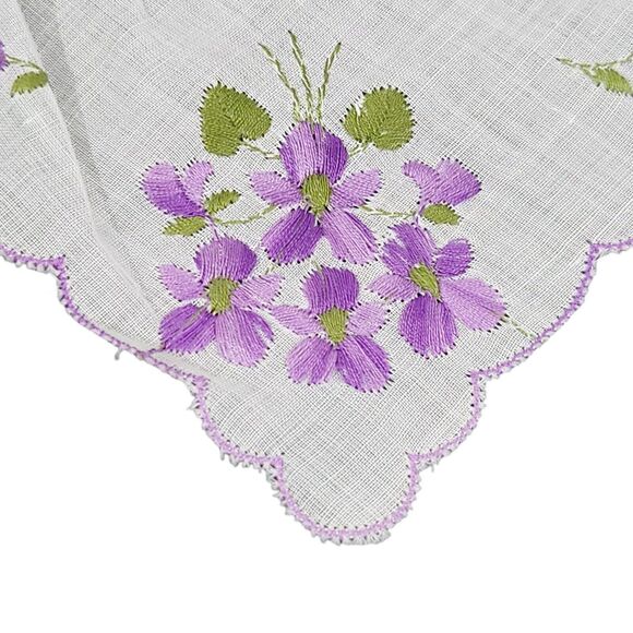 VTG HANKIE FLORAL EMBROIDERED PURPLE SCALLOPED EDGE FLOWERS WEDDING POCKET SCARF - Picture 1 of 4